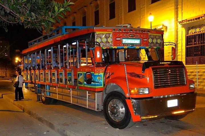 Chiva Rumbera - Cartagena | Diversión, cultura y música en un recorrido nocturno inolvidable - Live Vacations Tours