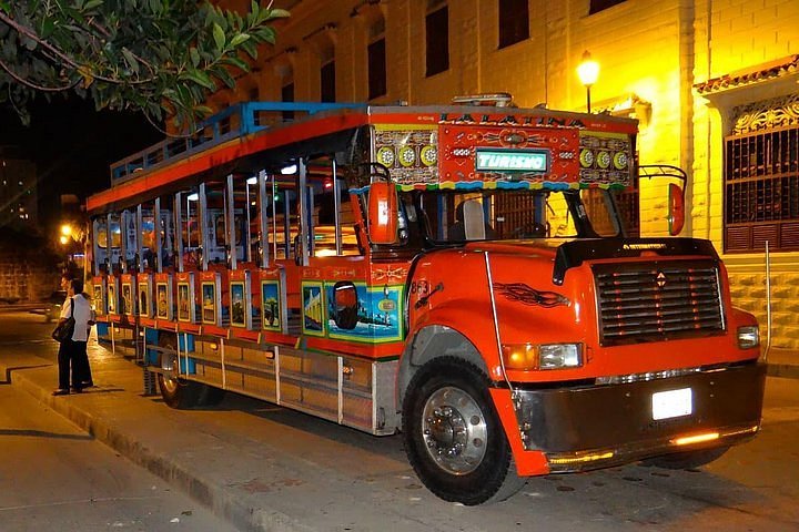 Chiva Rumbera Fiesta Rodante in Santa Marta: Night Tour with Music, Iconic Stops and a Caribbean Atmosphere