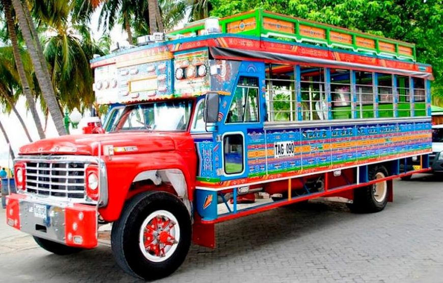 Chiva Rumbera Fiesta Rodante in Santa Marta: Night Tour with Music, Iconic Stops and a Caribbean Atmosphere