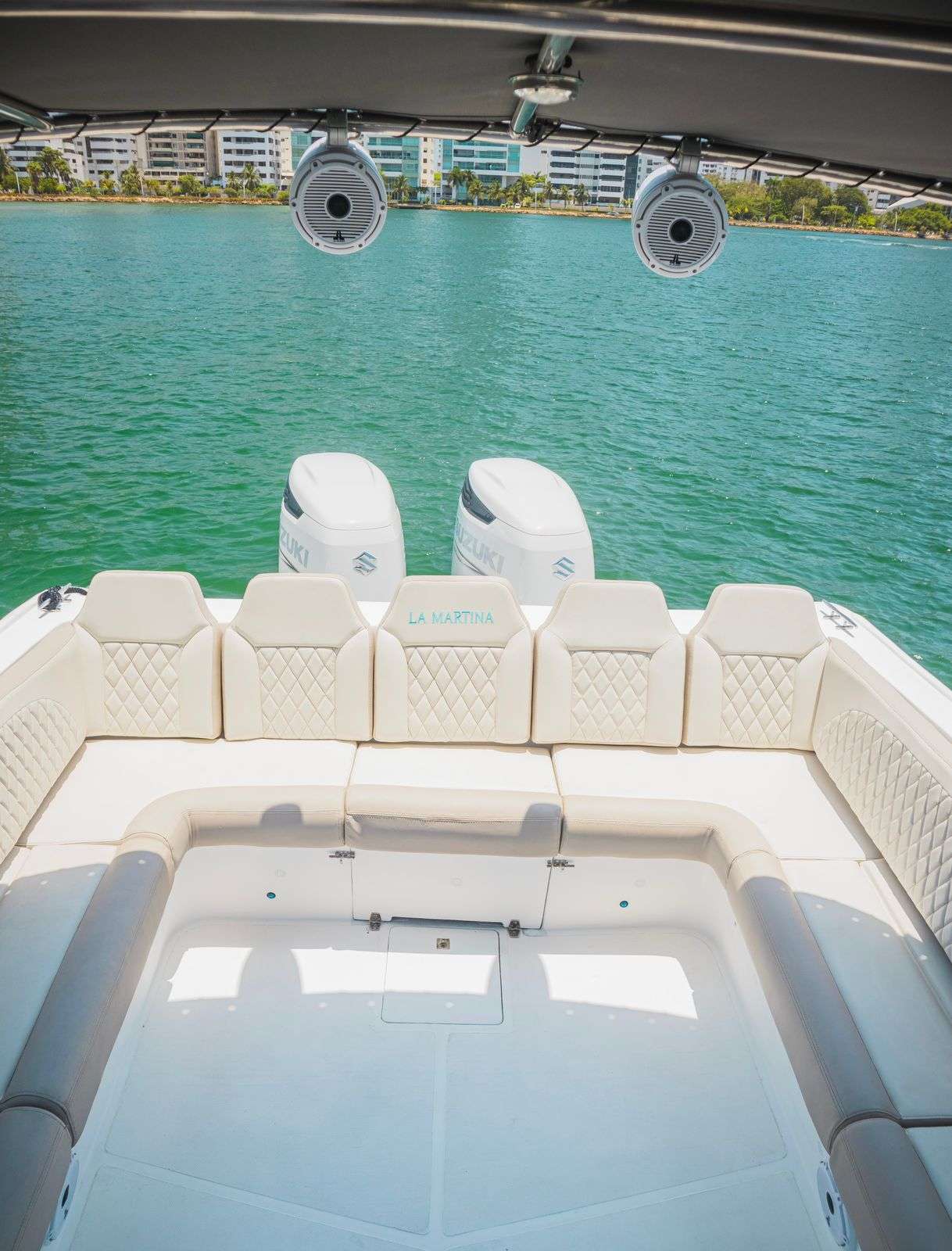 Lancha Deportiva para 30 pax - La Martina - Live Vacations Tours