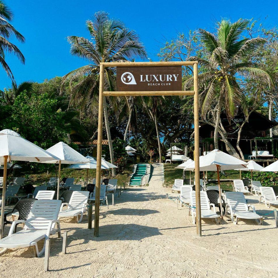 Luxury Beach Club - Arena Beach - Isla del Rosario | Relax in the sun with an open bar, beachfront, and Caribbean flavor in an exclusive setting.
