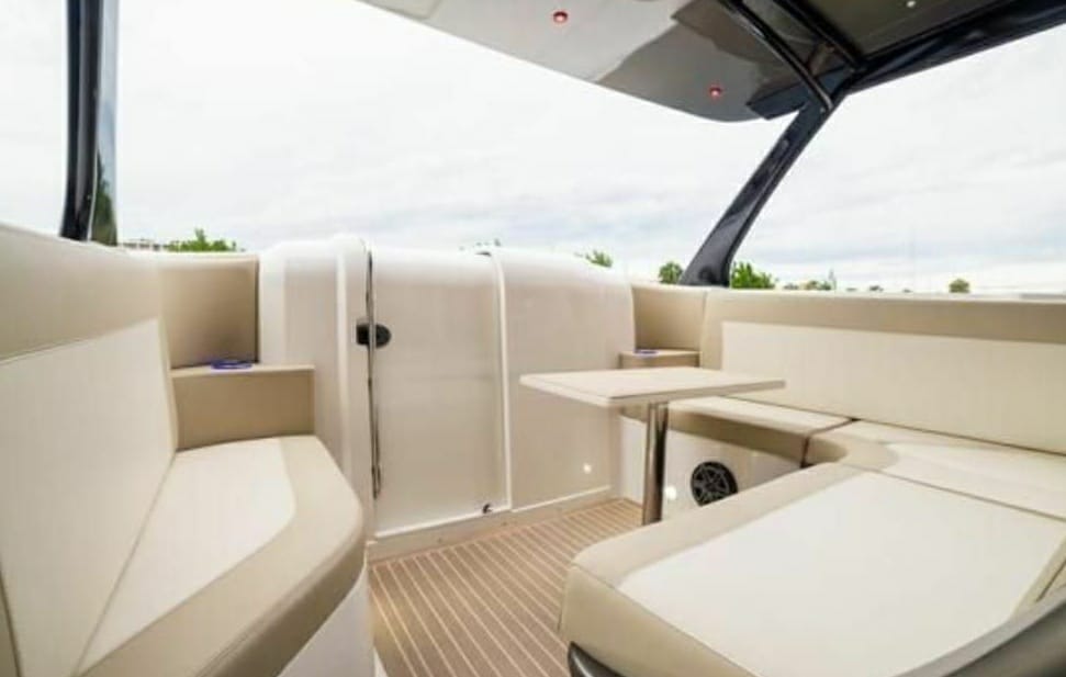 Yate Privado para 25 pax - SKY LAND 62