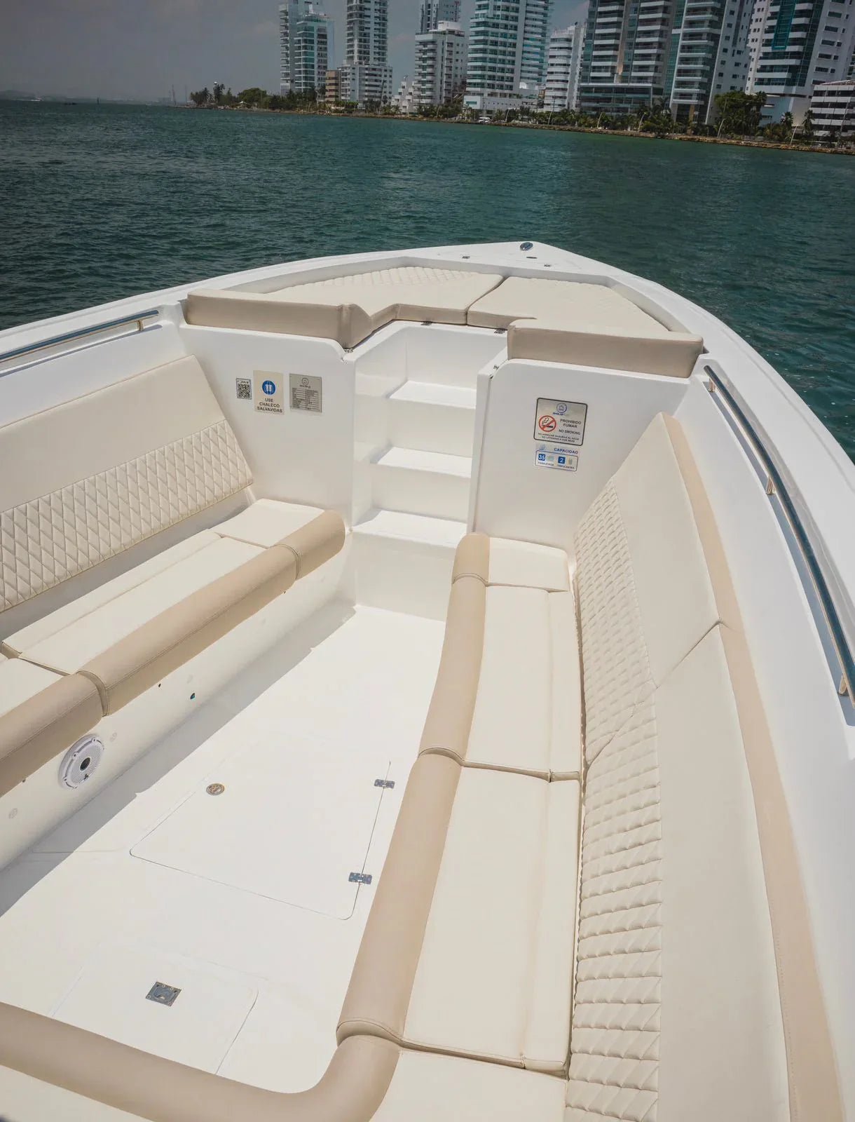 Lancha Deportiva para 30 pax - La Martina - Live Vacations Tours