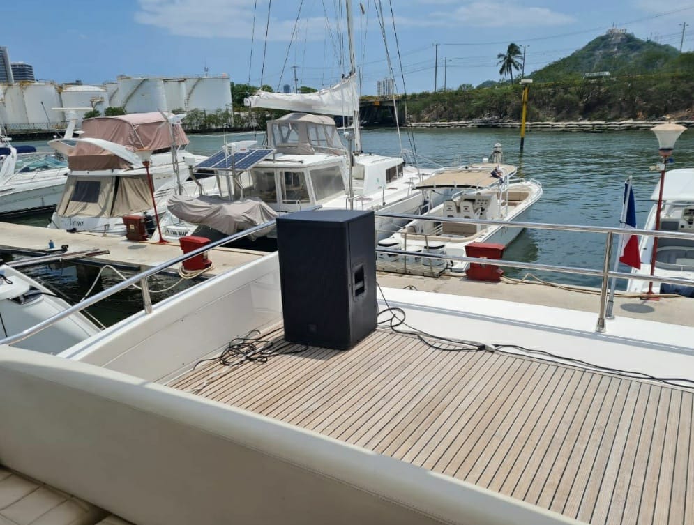 Yate Privado para 18 pax – Copacetic 64’