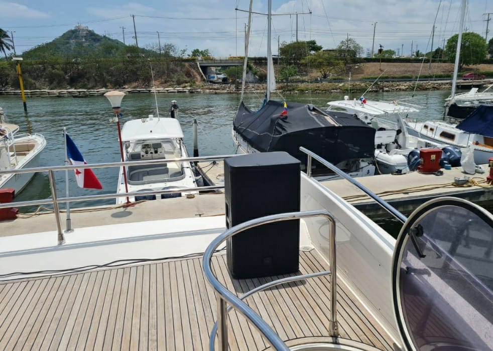 Yate Privado para 18 pax – Copacetic 64’