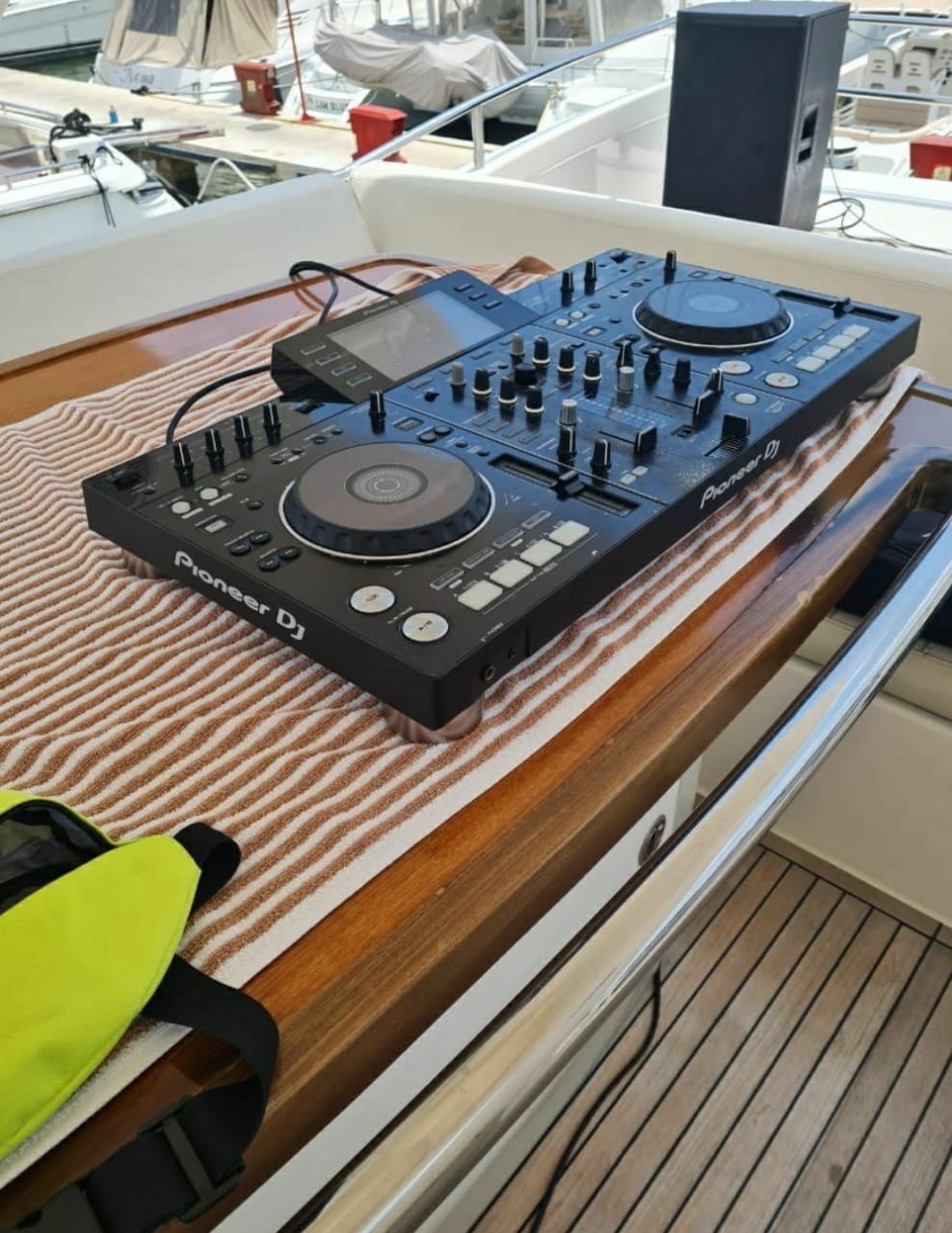 Yate Privado para 18 pax – Copacetic 64’