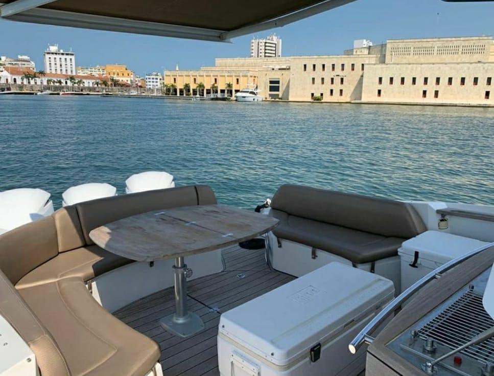 Yate Privado para 10 pax - MARTS - Live Vacations Tours