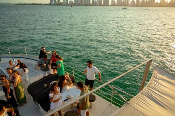 Sunset Catamaran Flamante | Atardecer de lujo en la Bahía de Cartagena - Live Vacations Tours