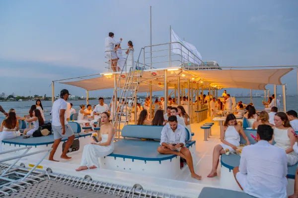 Sunset Catamaran Flamante | Atardecer de lujo en la Bahía de Cartagena - Live Vacations Tours