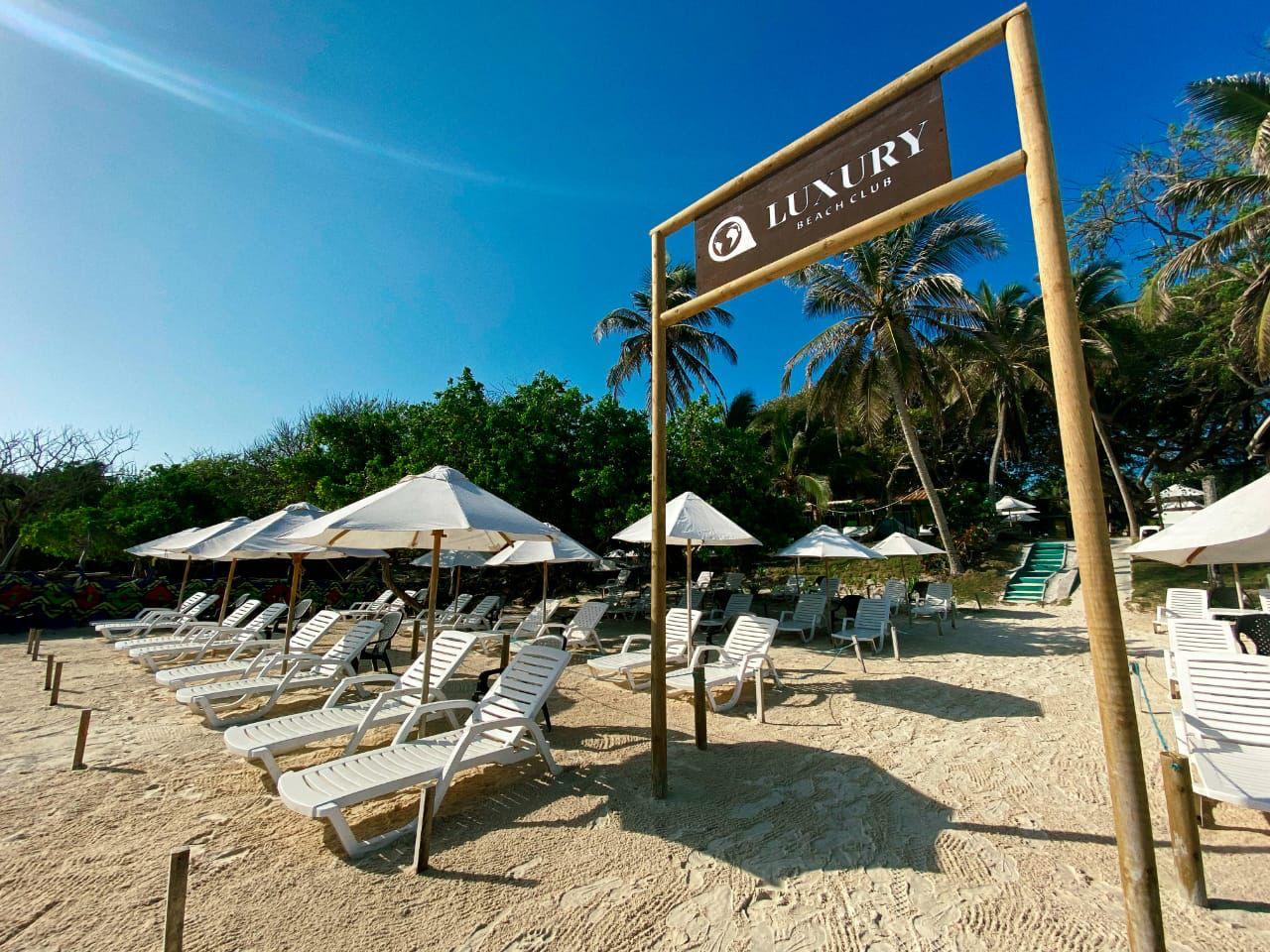 Luxury Beach Club - Arena Beach - Isla del Rosario | Relax in the sun with an open bar, beachfront, and Caribbean flavor in an exclusive setting.