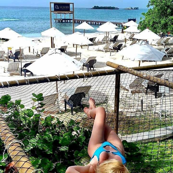 Luxury Beach Club - Arena Beach - Isla del Rosario | Relax in the sun with an open bar, beachfront, and Caribbean flavor in an exclusive setting.