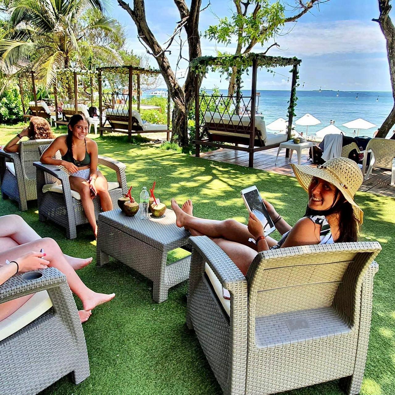 Luxury Beach Club - Arena Beach - Isla del Rosario | Relax in the sun with an open bar, beachfront, and Caribbean flavor in an exclusive setting.