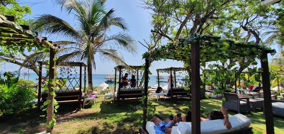 Luxury Beach Club - Arena Beach - Isla del Rosario | Relax in the sun with an open bar, beachfront, and Caribbean flavor in an exclusive setting.