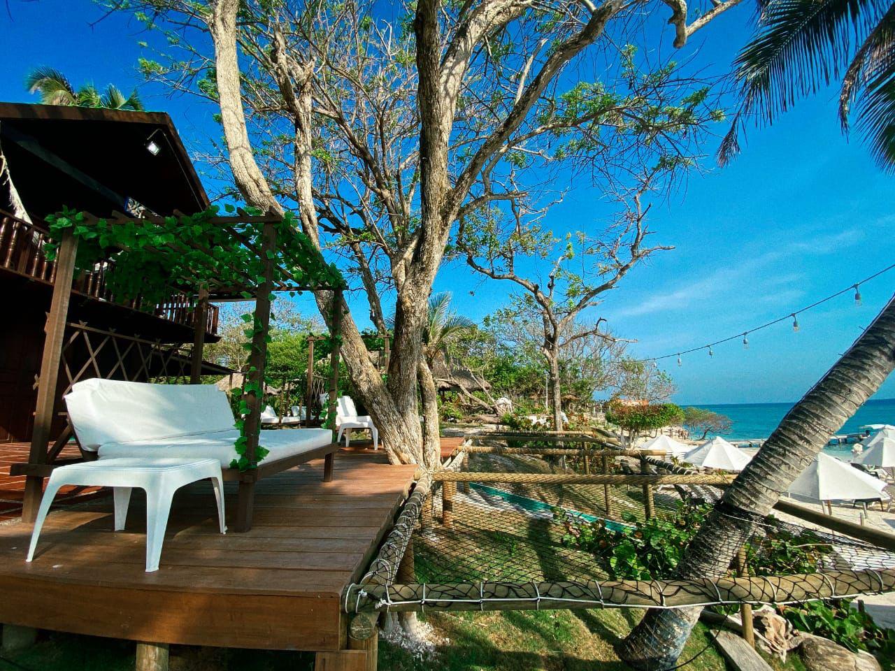 Luxury Beach Club - Arena Beach - Isla del Rosario | Relax in the sun with an open bar, beachfront, and Caribbean flavor in an exclusive setting.