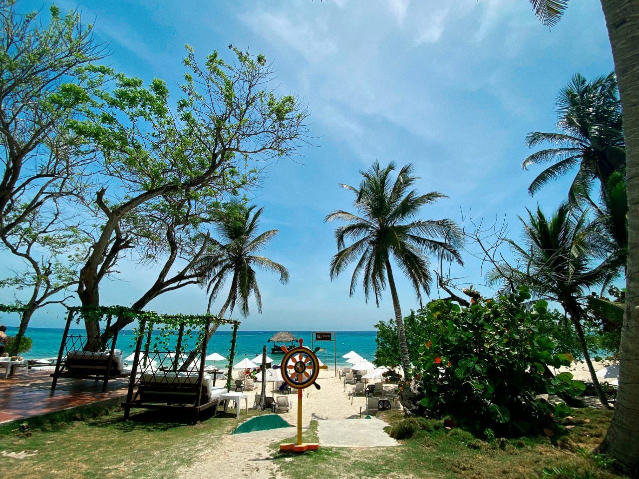 Luxury Beach Club - Arena Beach - Isla del Rosario | Relax in the sun with an open bar, beachfront, and Caribbean flavor in an exclusive setting.