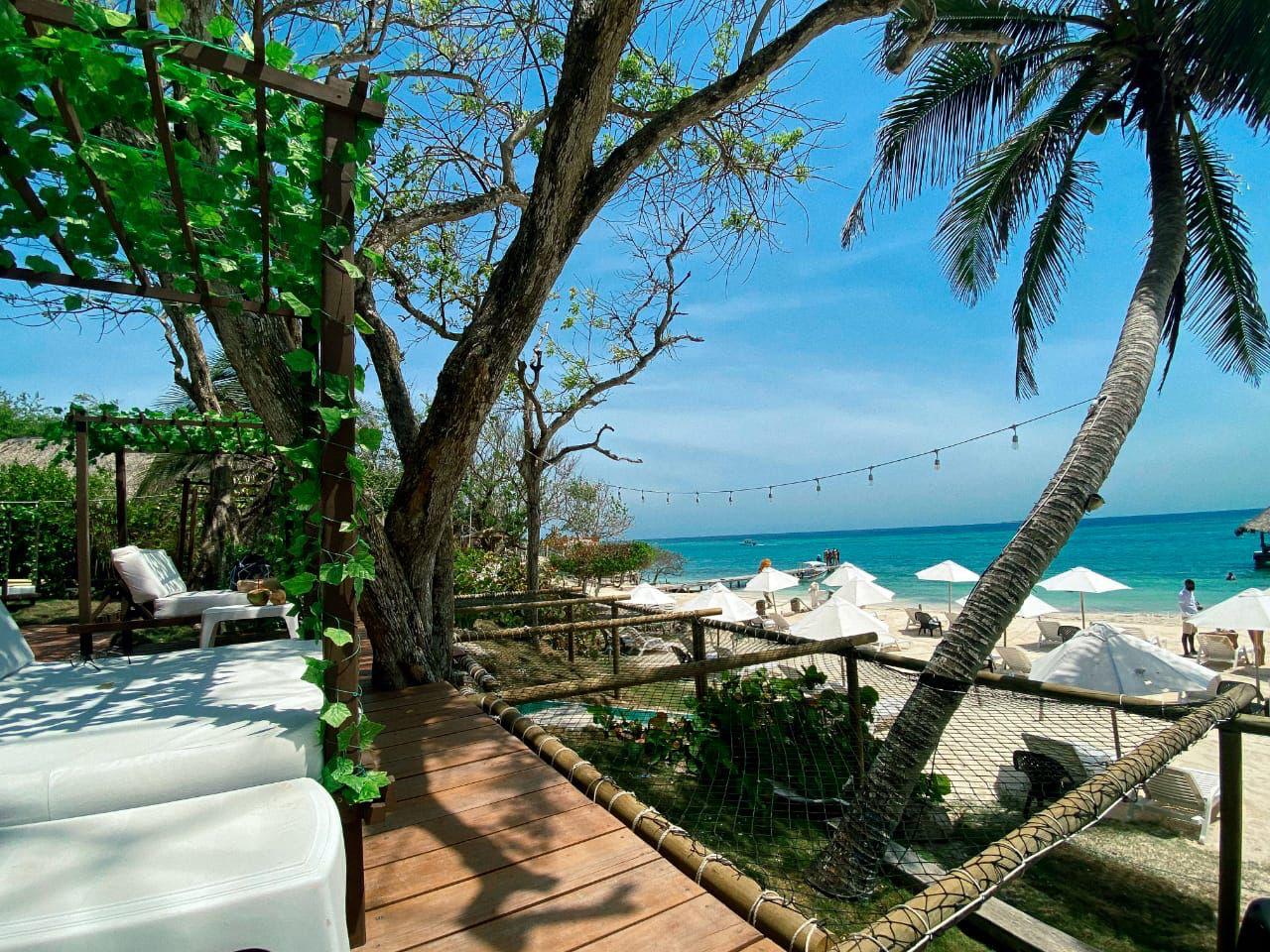 Luxury Beach Club - Arena Beach - Isla del Rosario | Relax in the sun with an open bar, beachfront, and Caribbean flavor in an exclusive setting.