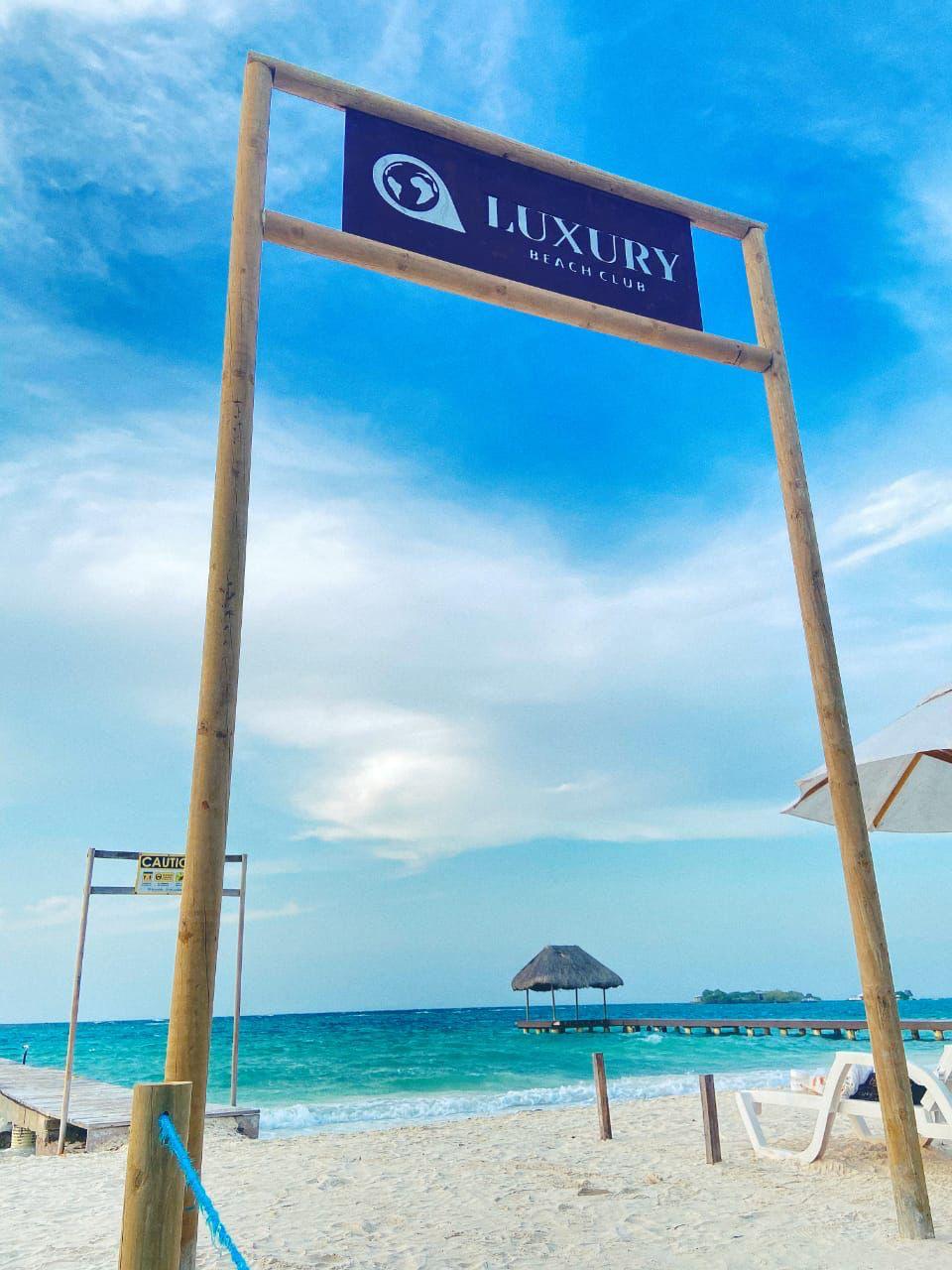 Luxury Beach Club - Arena Beach - Isla del Rosario | Relax in the sun with an open bar, beachfront, and Caribbean flavor in an exclusive setting.