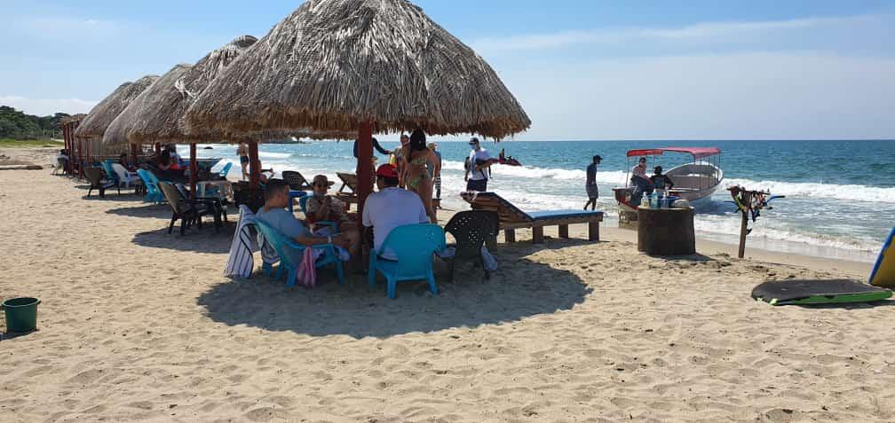 Playa linda - Isla de tierra bomba | Pasadía frente al mar en la playa más exclusiva de Tierra Bomba - Live Vacations Tours