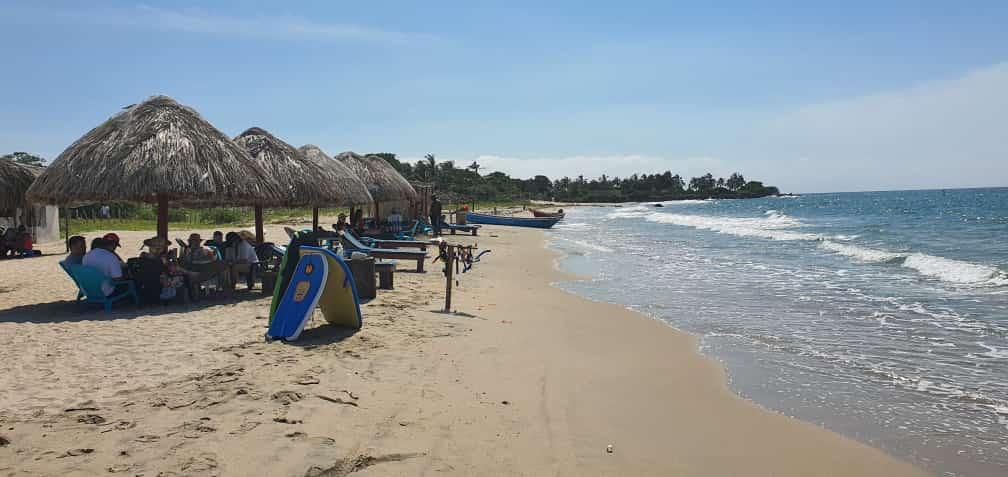 Playa linda - Isla de tierra bomba | Pasadía frente al mar en la playa más exclusiva de Tierra Bomba - Live Vacations Tours