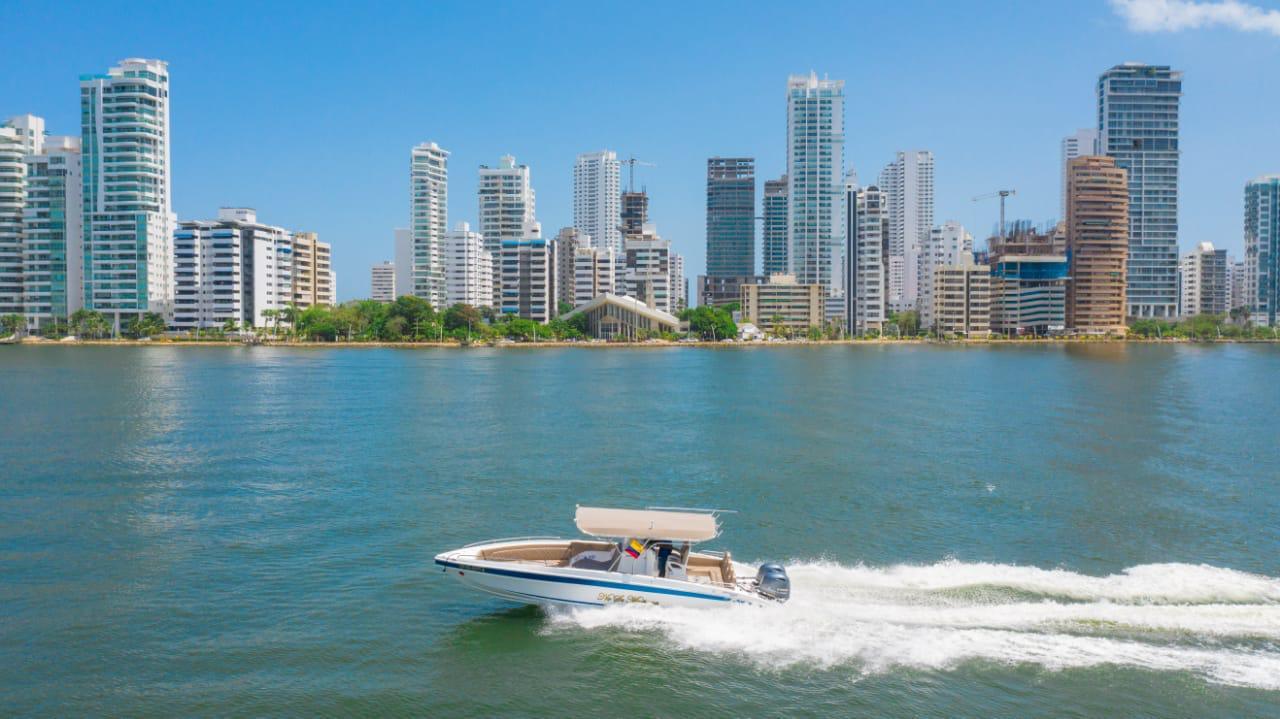 Lancha Deportiva para 10 pax - 29ft - Live Vacations Tours