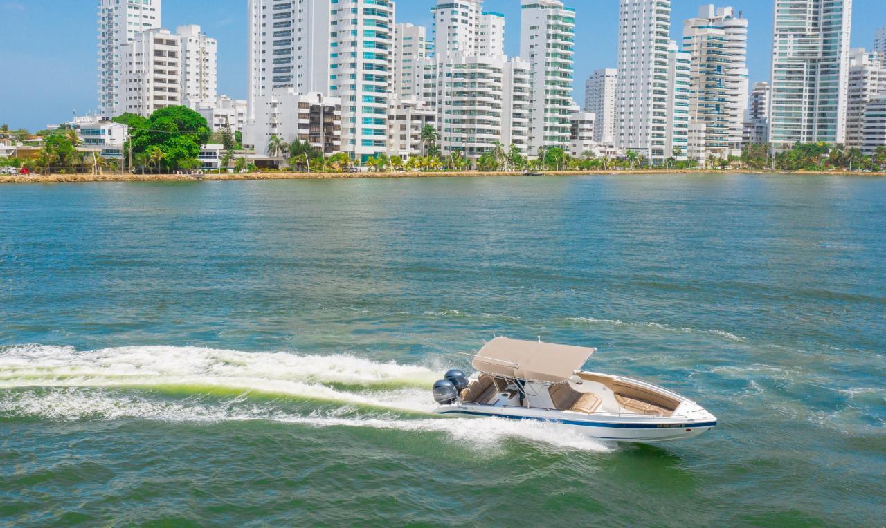 Lancha Deportiva para 10 pax - 29ft - Live Vacations Tours