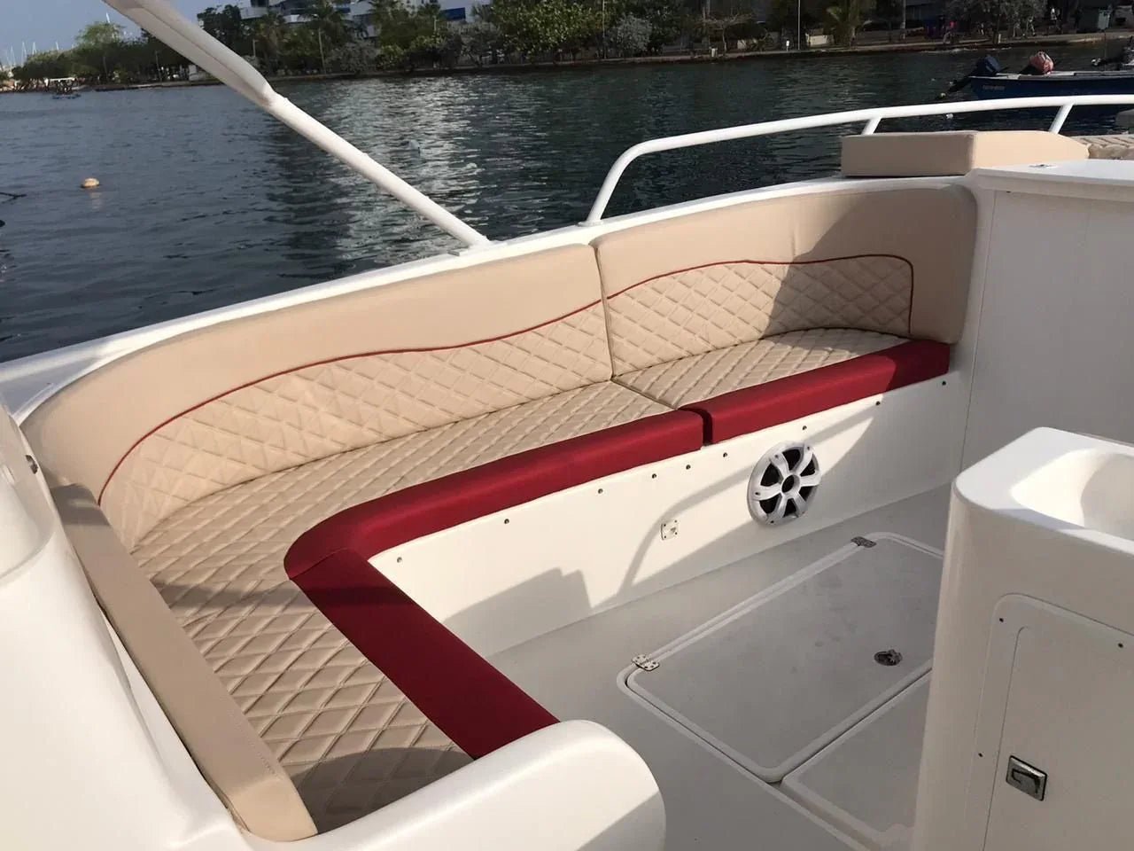 Lancha Deportiva para 16 pax - Crimson 38ft - Live Vacations Tours