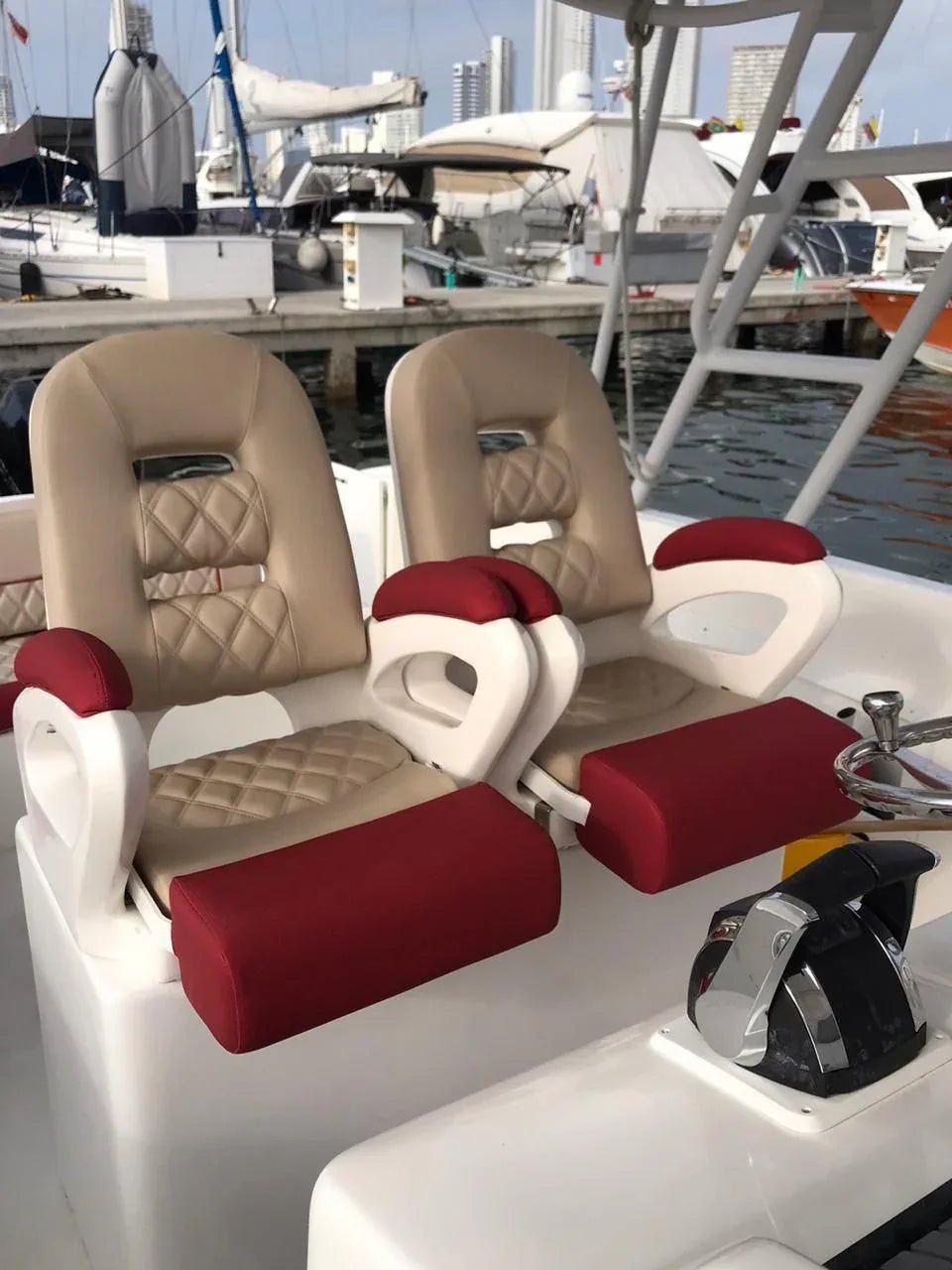 Lancha Deportiva para 16 pax - Crimson 38ft - Live Vacations Tours