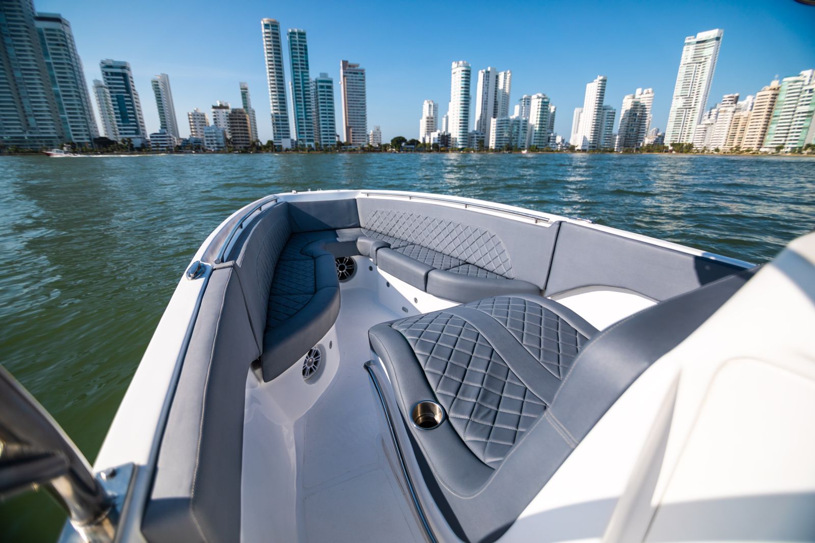 Lancha deportiva 29ft para 10 pax - Bajale dos