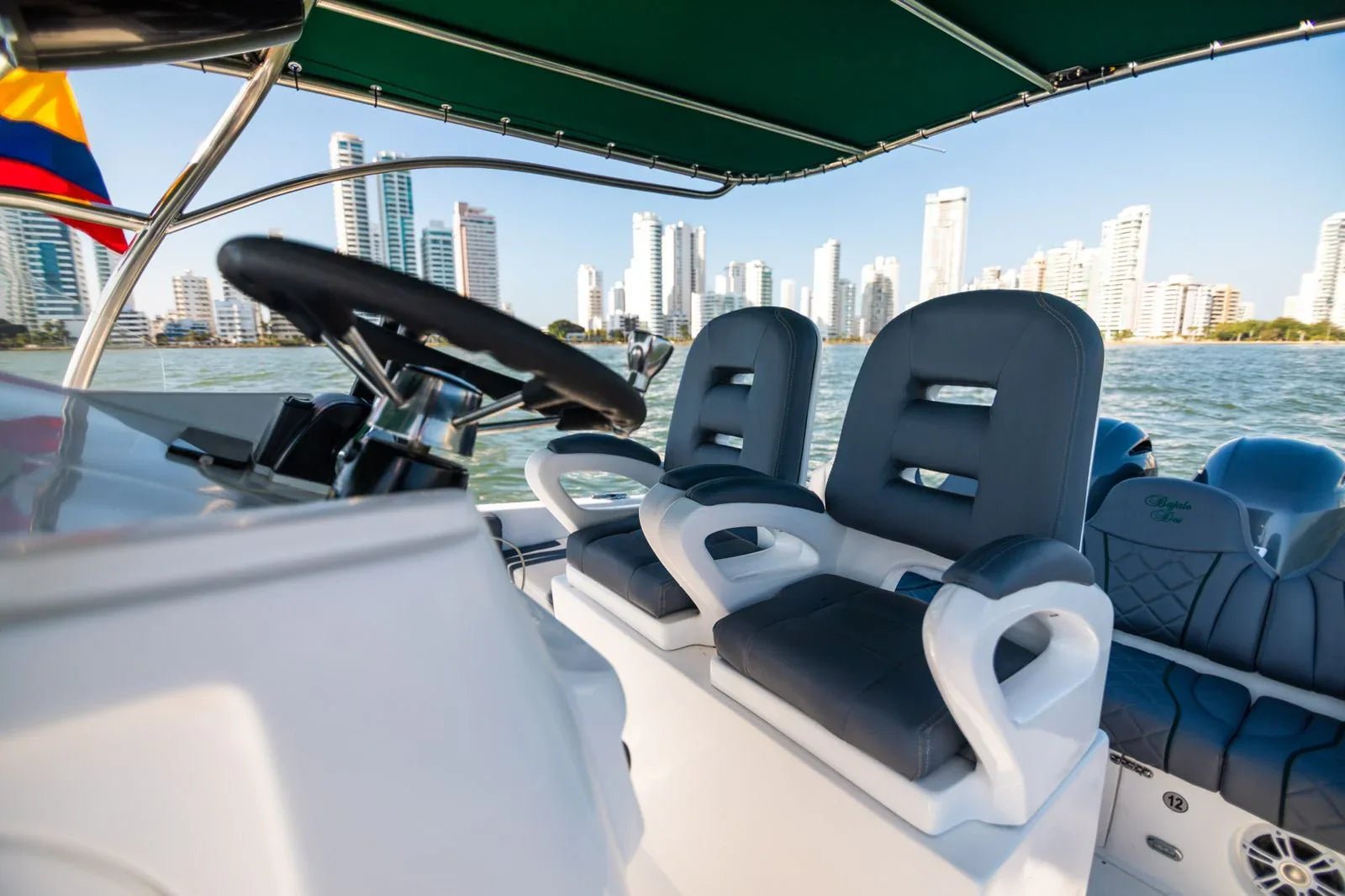 Lancha deportiva 29ft para 10 pax - Bajale dos - Live Vacations Tours