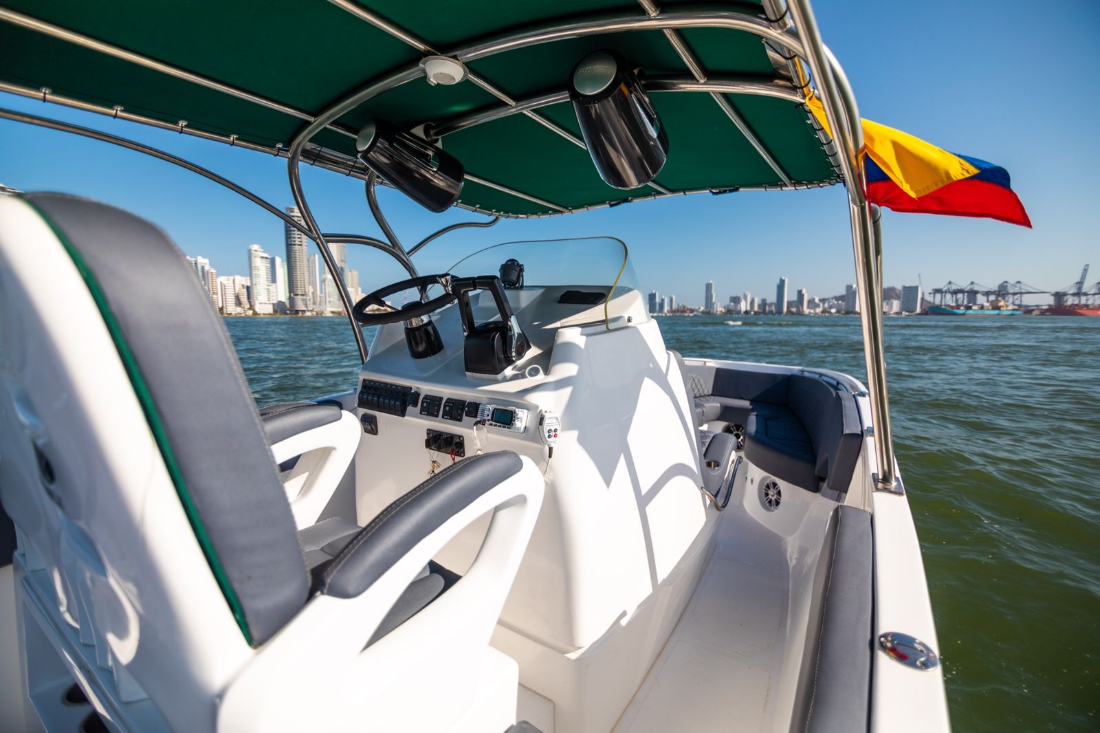 Lancha deportiva 29ft para 10 pax - Bajale dos