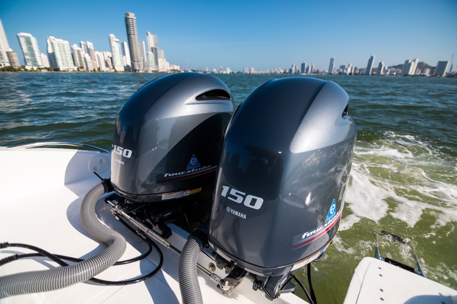 Lancha deportiva 29ft para 10 pax - Bajale dos