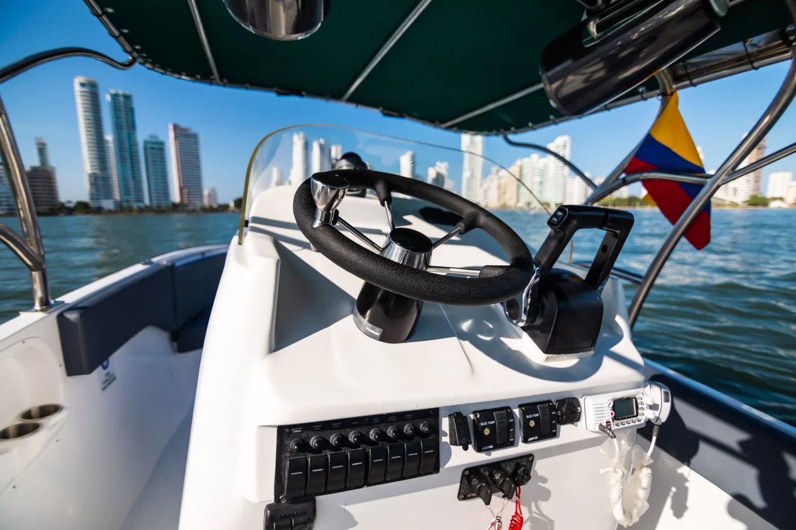 Lancha deportiva 29ft para 10 pax - Bajale dos - Live Vacations Tours