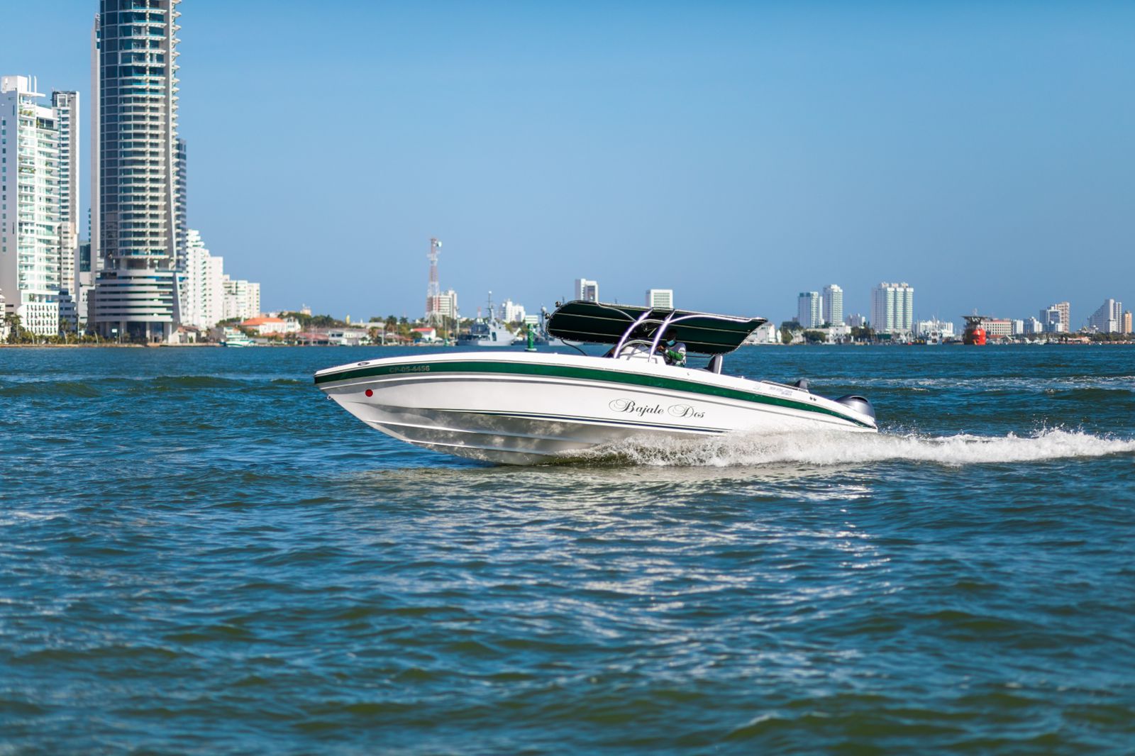 Lancha deportiva 29ft para 10 pax - Bajale dos