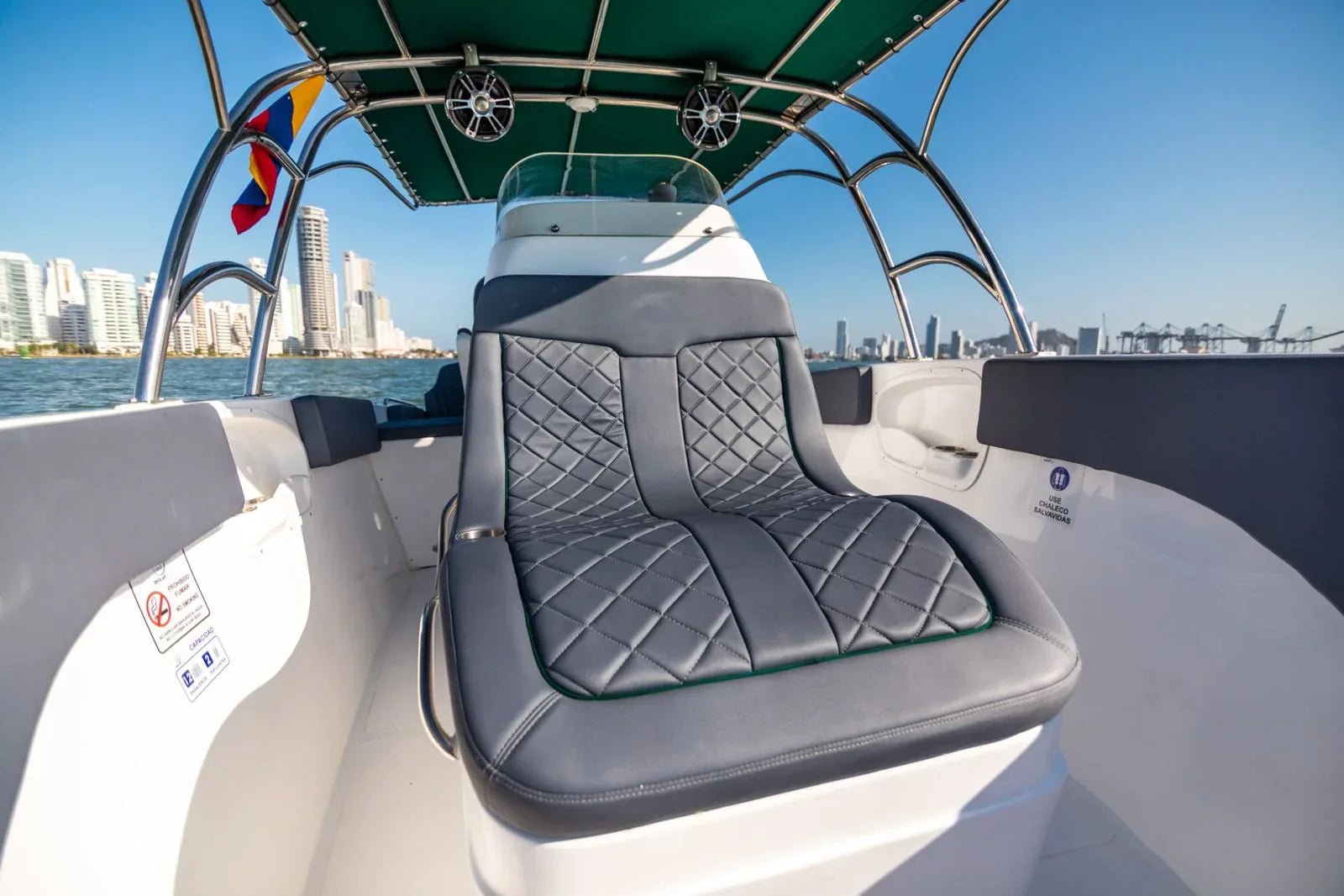 Lancha deportiva 29ft para 10 pax - Bajale dos - Live Vacations Tours