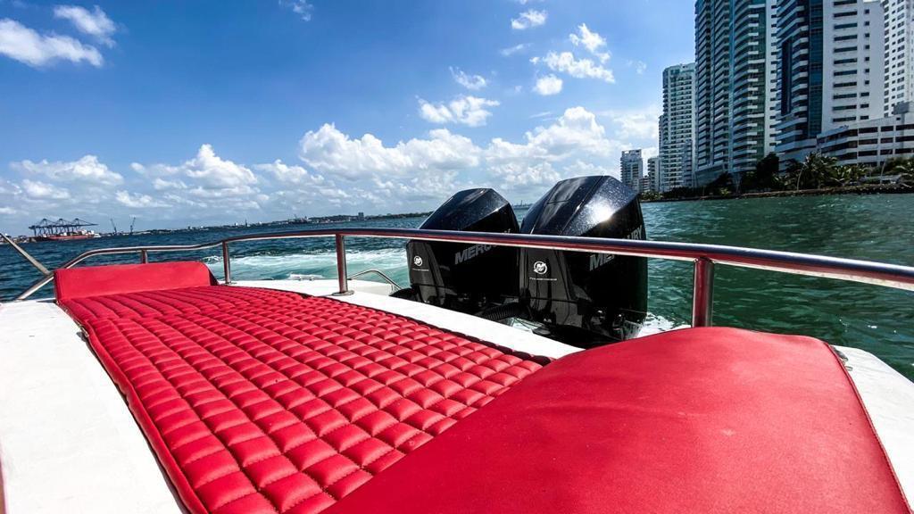 Lancha Deportiva 38 ft para 16 pax - Arrecife - Live Vacations Tours