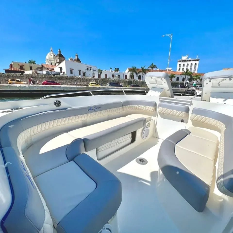 Lancha deportiva para 16 pax - 38 FT Mr Junior - Live Vacations Tours