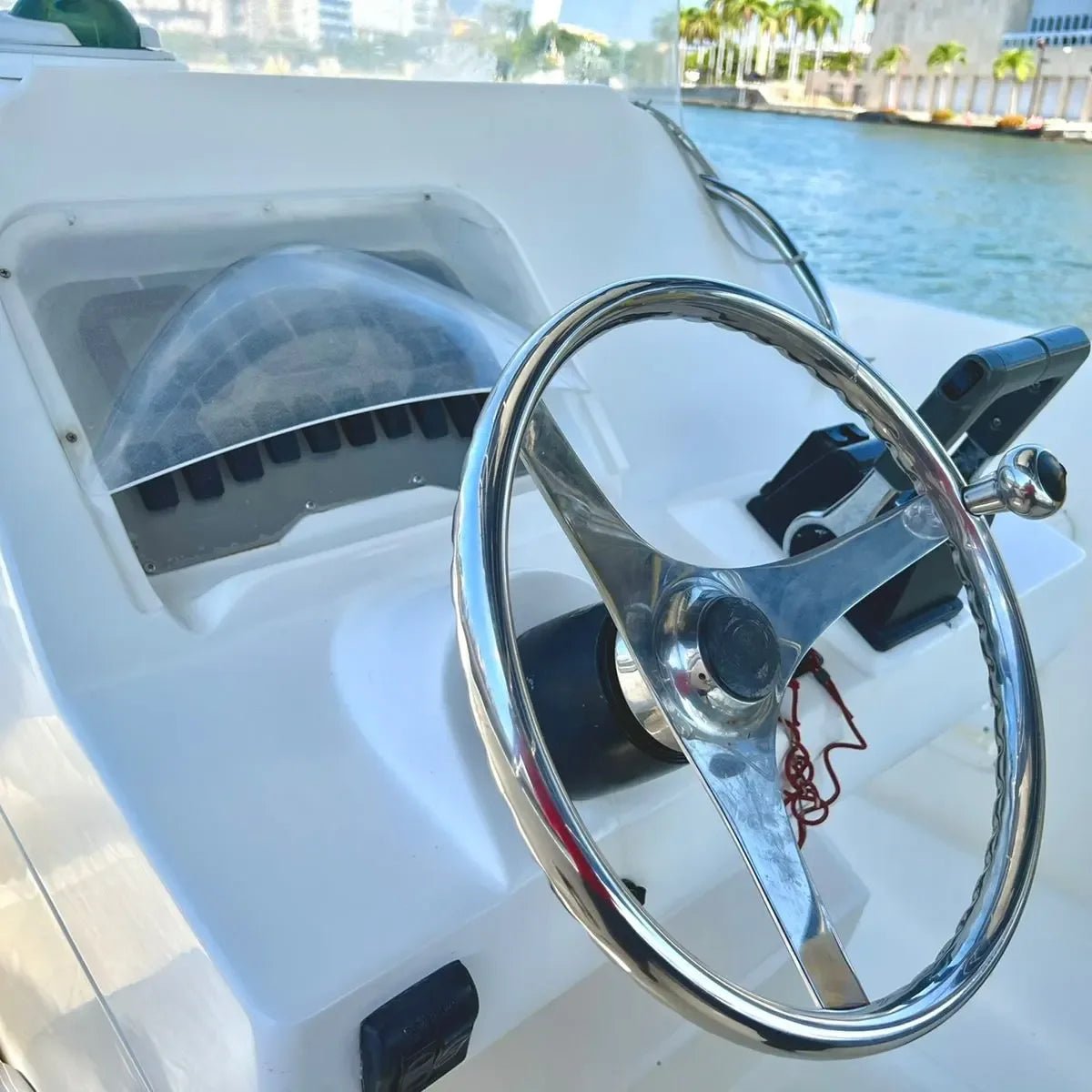 Lancha deportiva para 16 pax - 38 FT Mr Junior - Live Vacations Tours