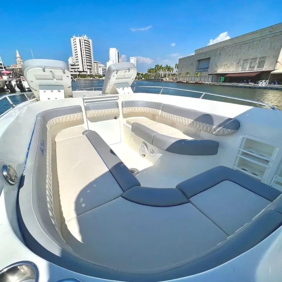 Lancha deportiva para 16 pax - 38 FT Mr Junior - Live Vacations Tours