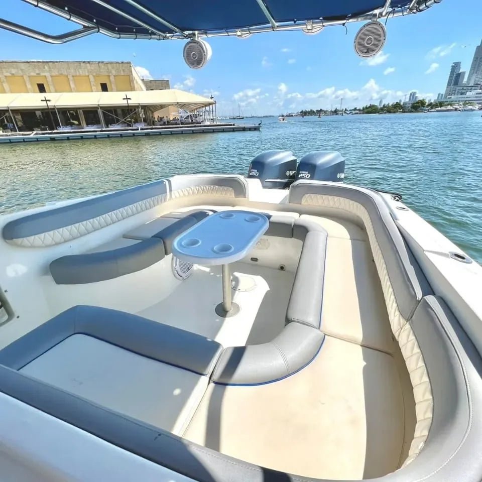 Lancha deportiva para 16 pax - 38 FT Mr Junior - Live Vacations Tours