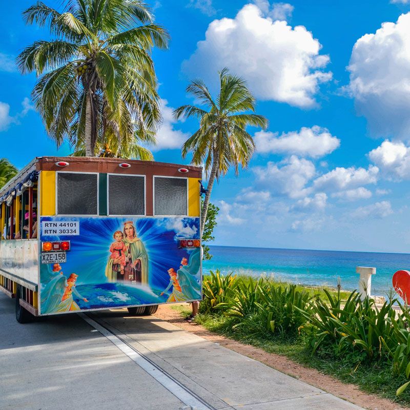 Chiva San Andrés | Cultural and Panoramic Tour. History, scenery, and fun on a typical island tour.