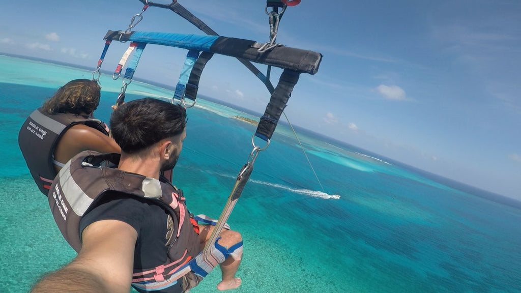 Parasailing in San Andrés | Fly over the sea of 7 colors. A unique aerial experience.