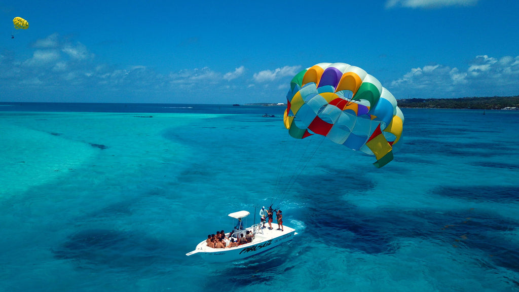 Parasailing in San Andrés | Fly over the sea of 7 colors. A unique aerial experience.