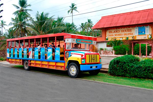 Chiva San Andrés | Cultural and Panoramic Tour. History, scenery, and fun on a typical island tour.